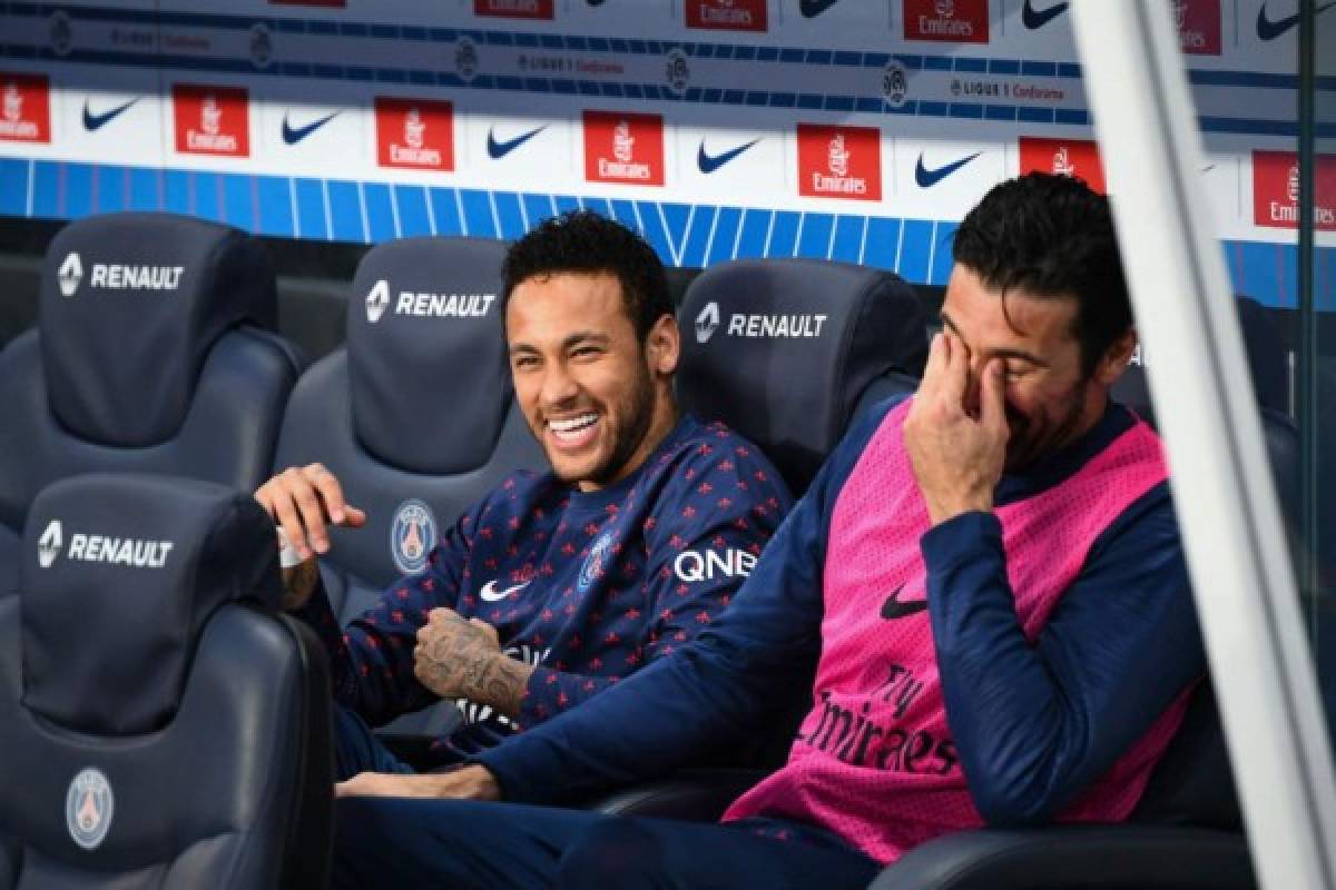 Así fue el emotivo regreso de Neymar: De rodillas y broma a Mbappé para celebrar el título del PSG