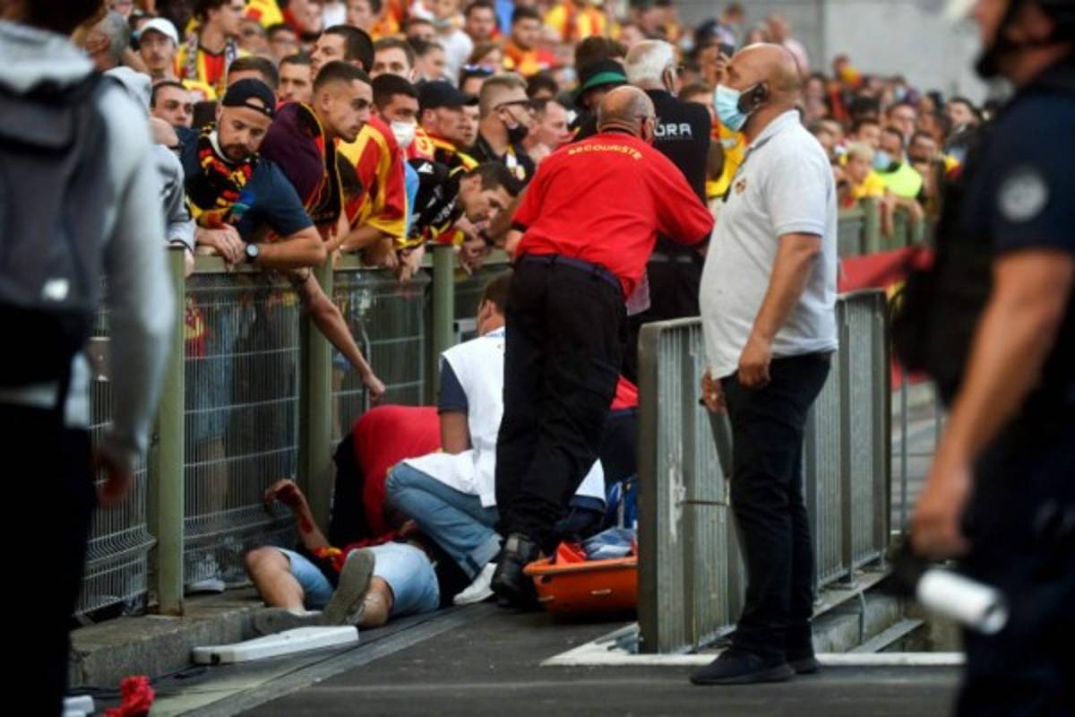 A los golpes en Francia: Invasión de aficionados, pelea, heridos y detenidos en el Lens-Lille