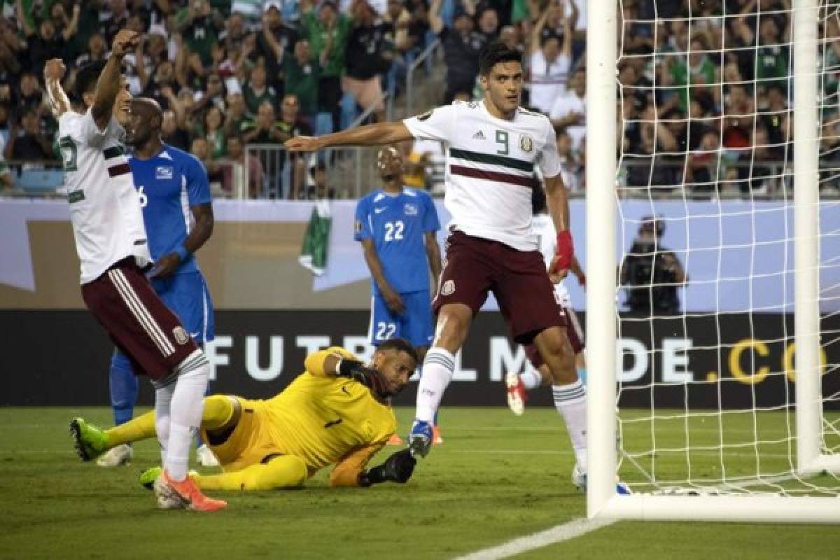Mexico's Raul Jimenez (R) scores a goal against Martinique during their CONCACAF Gold Cup group stage football match at Bank of America Stadium in Charlotte, North Carolina, on June 23, 2019. (Photo by Jim WATSON / AFP)