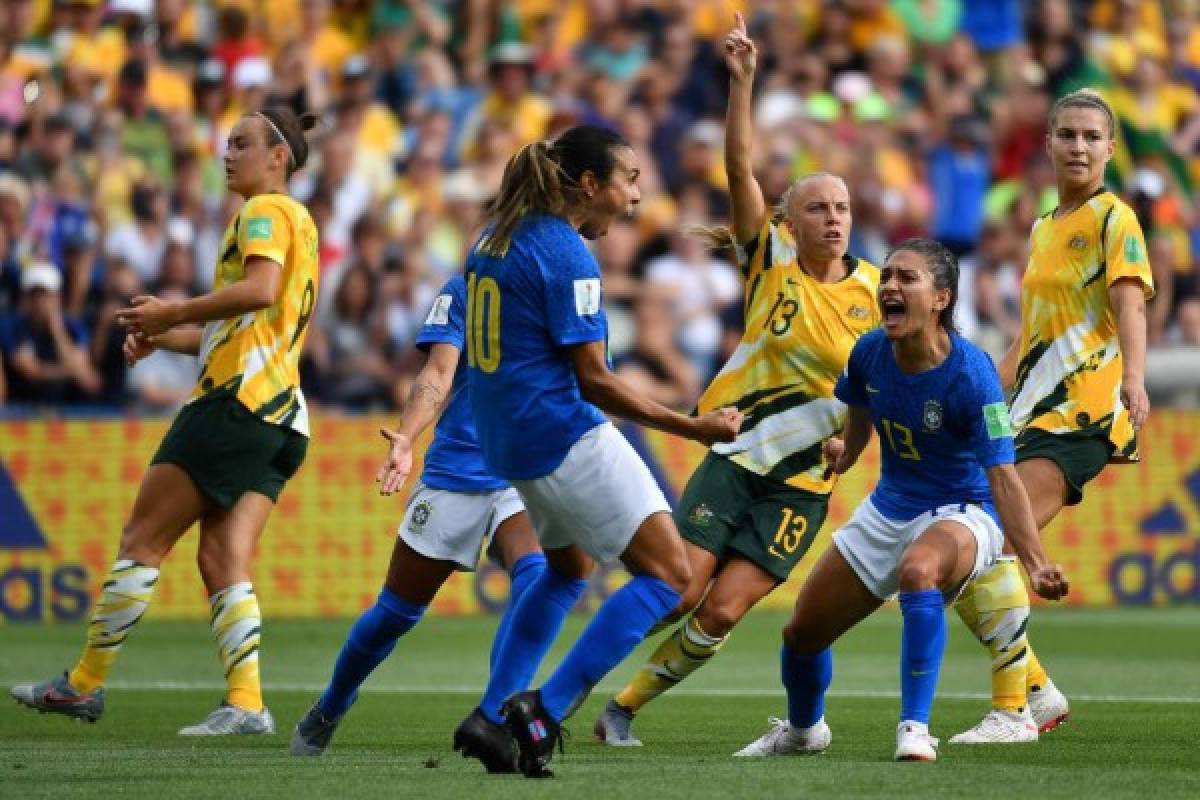 Brazil's forward Marta (C) celebrates with teammates after scoring a penalty kick during the France 2019 Women's World Cup Group C football match between Australia and Brazil, on June 13, 2019, at the Mosson Stadium in Montpellier, southern France. (Photo by Pascal GUYOT / AFP)