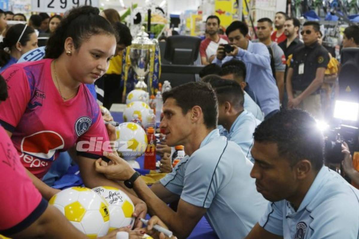 Dos chicas hermosas: Afición del Motagua acuerpa a su equipo previo al clásico ante Olimpia