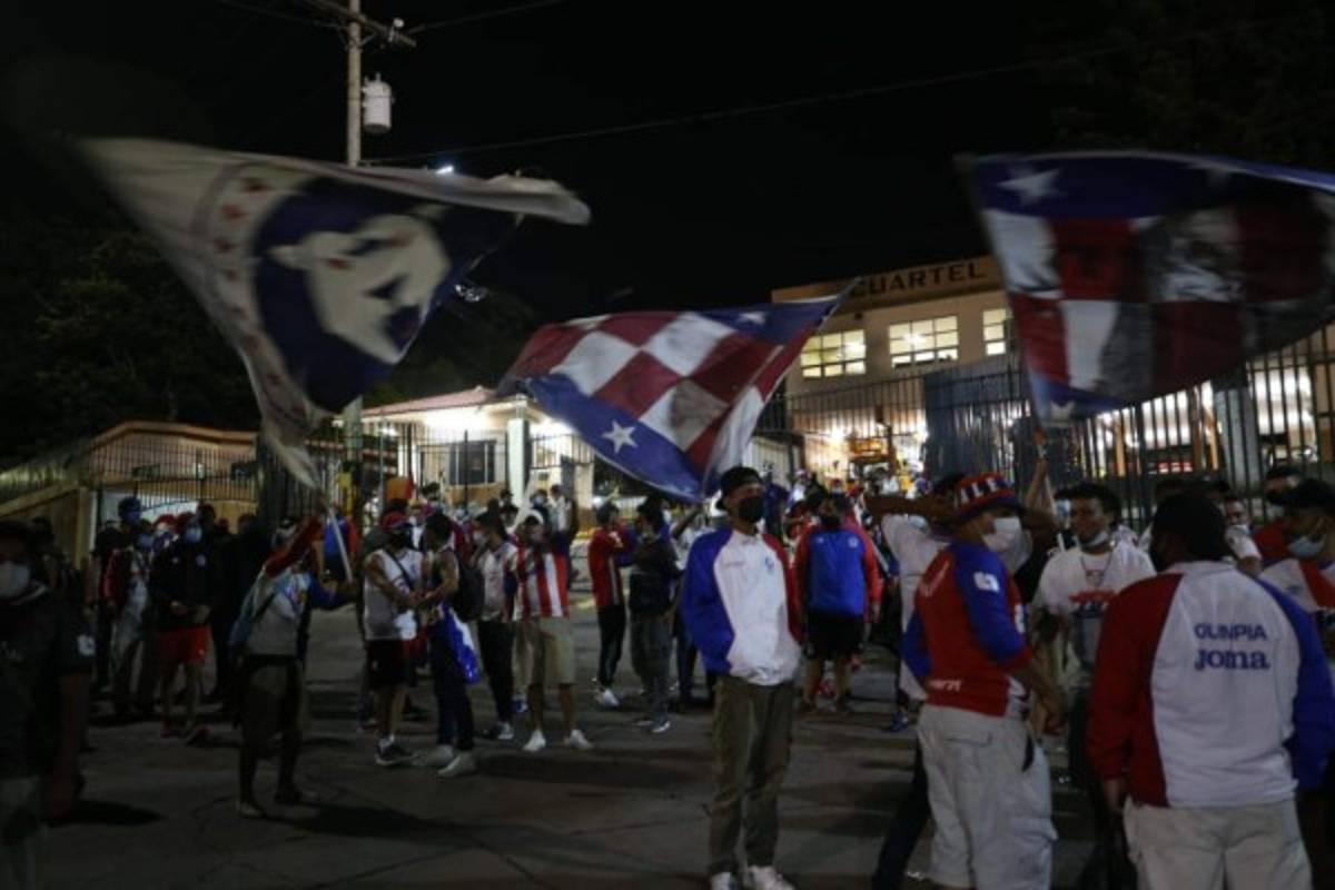FOTOS: La UltraFiel y su banderazo a Olimpia fuera del estadio Nacional