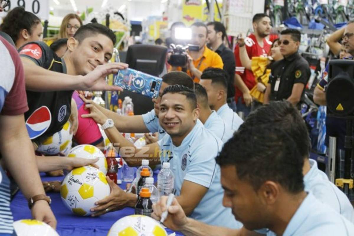 Dos chicas hermosas: Afición del Motagua acuerpa a su equipo previo al clásico ante Olimpia