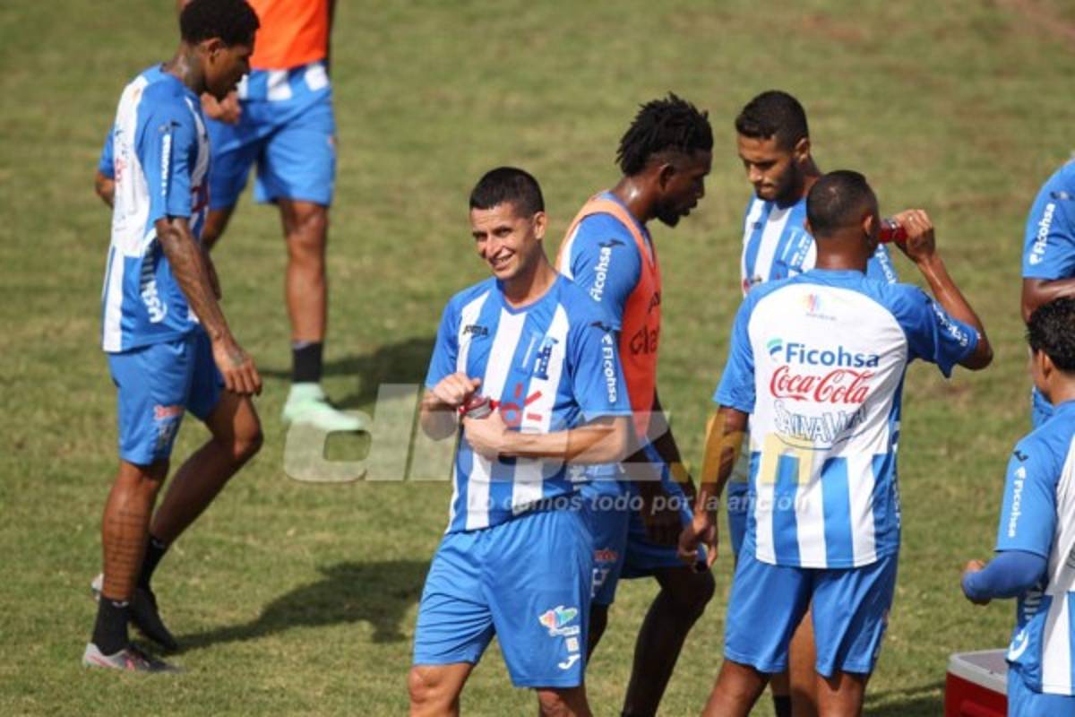 CURIOSAS: El abrazo de Carlo Costly y los que están atrás de Donis Escober