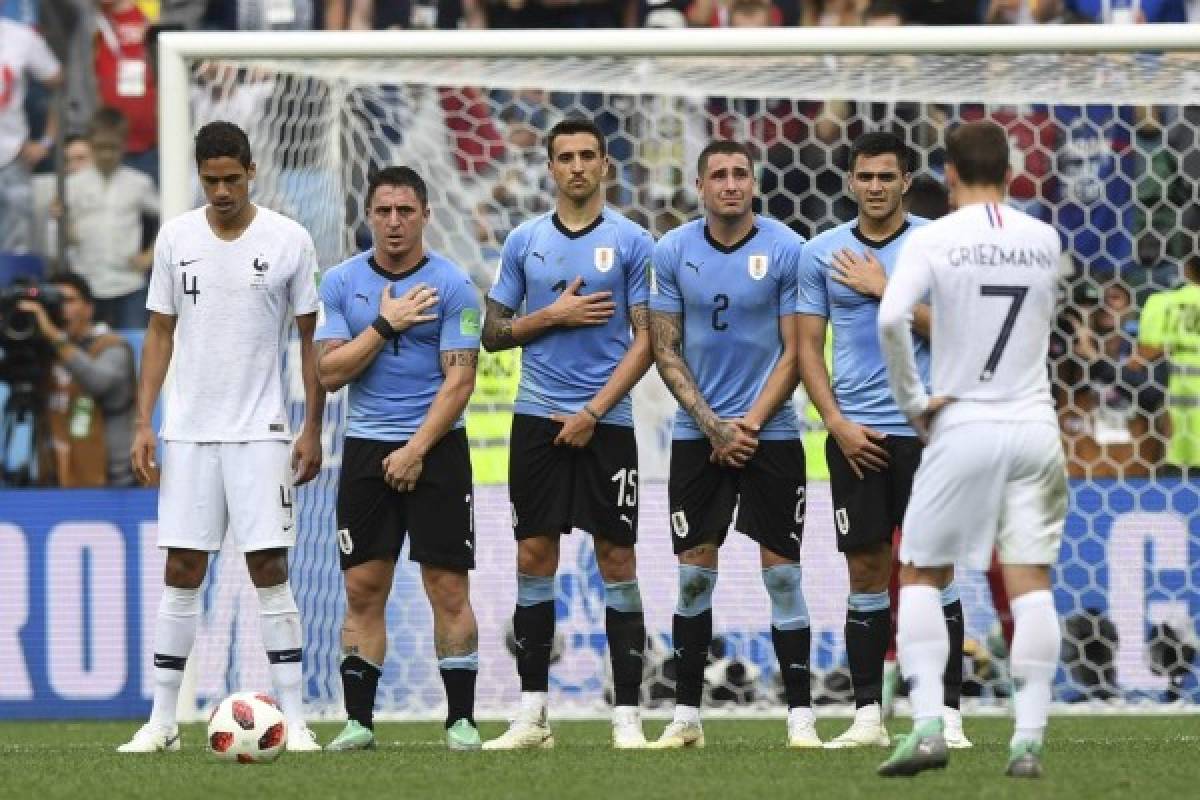 Uruguay's midfielder Cristian Rodriguez, Uruguay's midfielder Matias Vecino, Uruguay's defender Jose Gimenez get ready for a free kick during the Russia 2018 World Cup quarter-final football match between Uruguay and France at the Nizhny Novgorod Stadium in Nizhny Novgorod on July 6, 2018. / AFP PHOTO / Martin BERNETTI