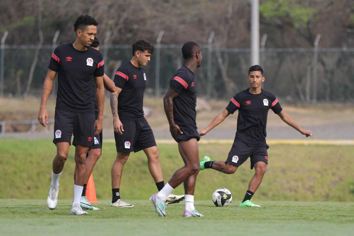 La última práctica de Olimpia antes de la final con Marathón: Troglio concentrado y el que entrenó por separado