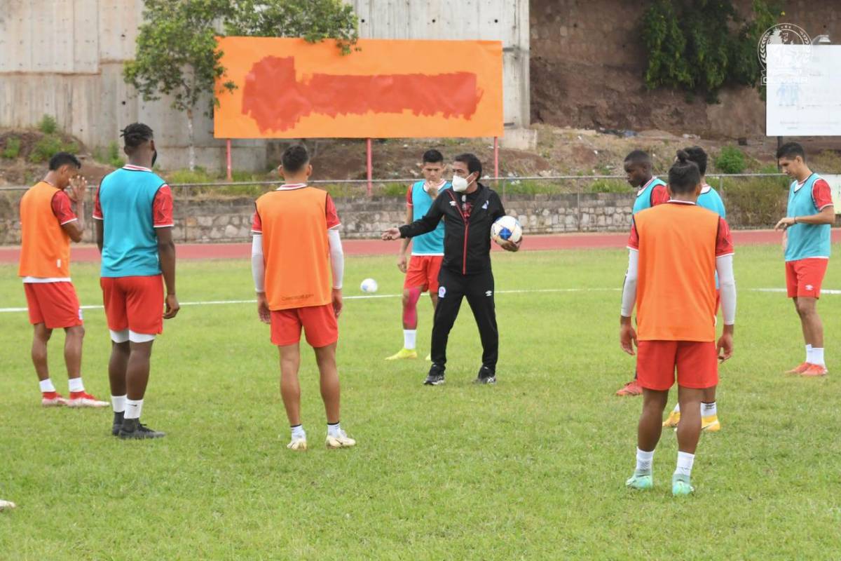 ¿Y el nuevo DT? Juan Carlos Espinoza le da forma al nuevo Olimpia que se enfoca en el pentacampeonato y con caras distintas