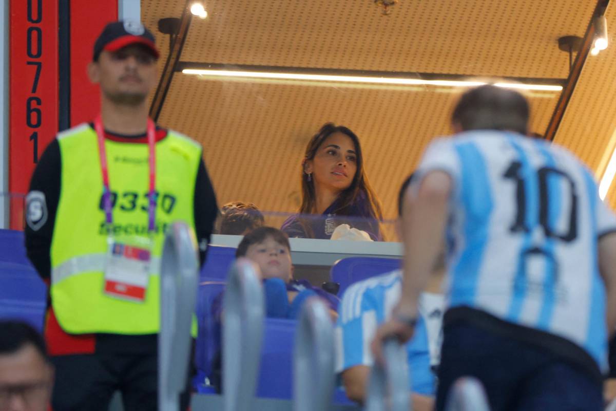 No se vio por TV: Hijos de Messi y sus relajos en el palco, el enojo de Antonela y el amigo de Maradona