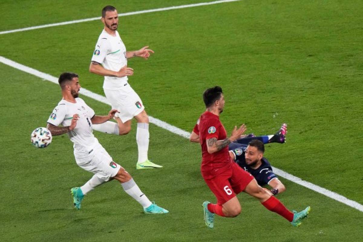 Italy's goalkeeper Gianluigi Donnarumma (R) clears the ball as Turkey's midfielder Ozan Tufan approaches during the UEFA EURO 2020 Group A football match between Turkey and Italy at the Olympic Stadium in Rome on June 11, 2021. (Photo by Andrew Medichini / POOL / AFP)