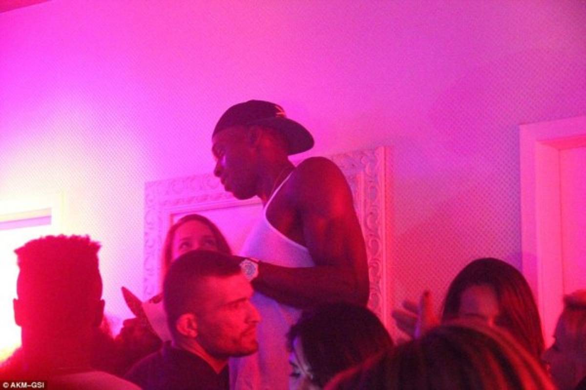 Escandalosas fotos de la fiesta de Usain Bolt ¡con una tercera mujer!