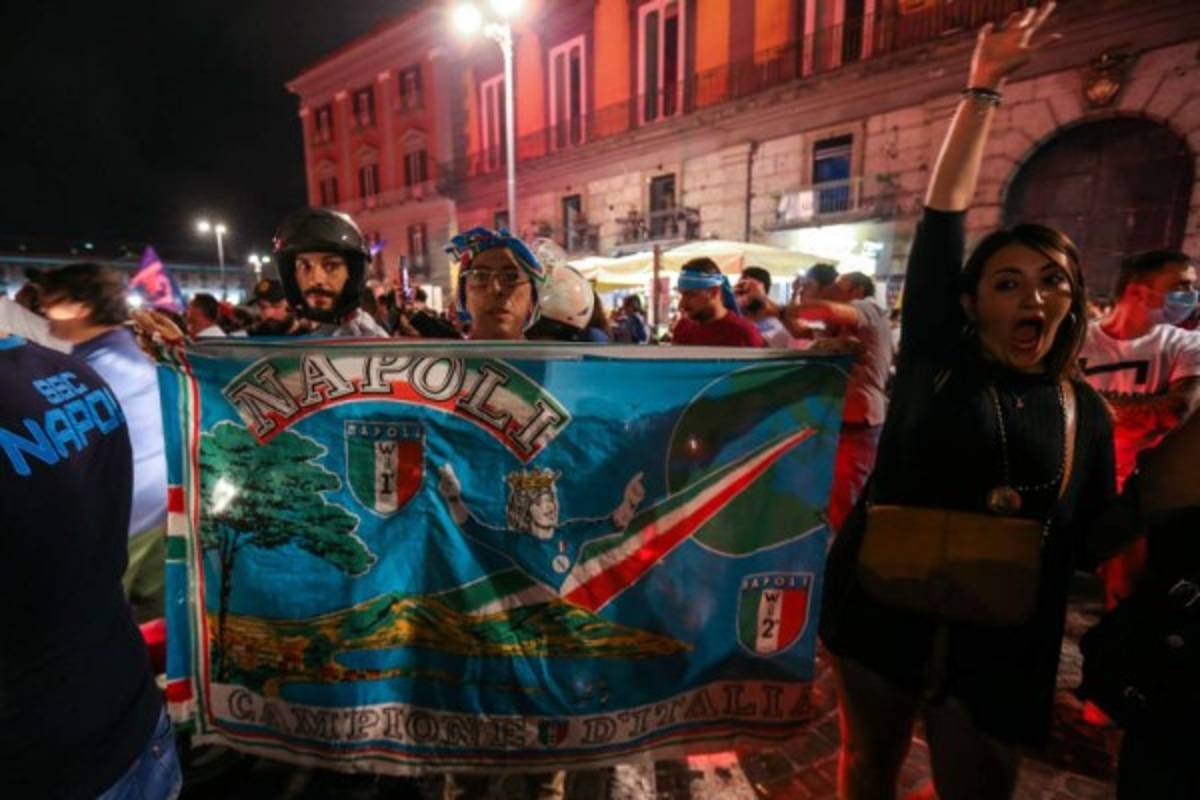 ¿Y el coronavirus? Así fue la polémica celebración de miles de hinchas del Napoli en Italia