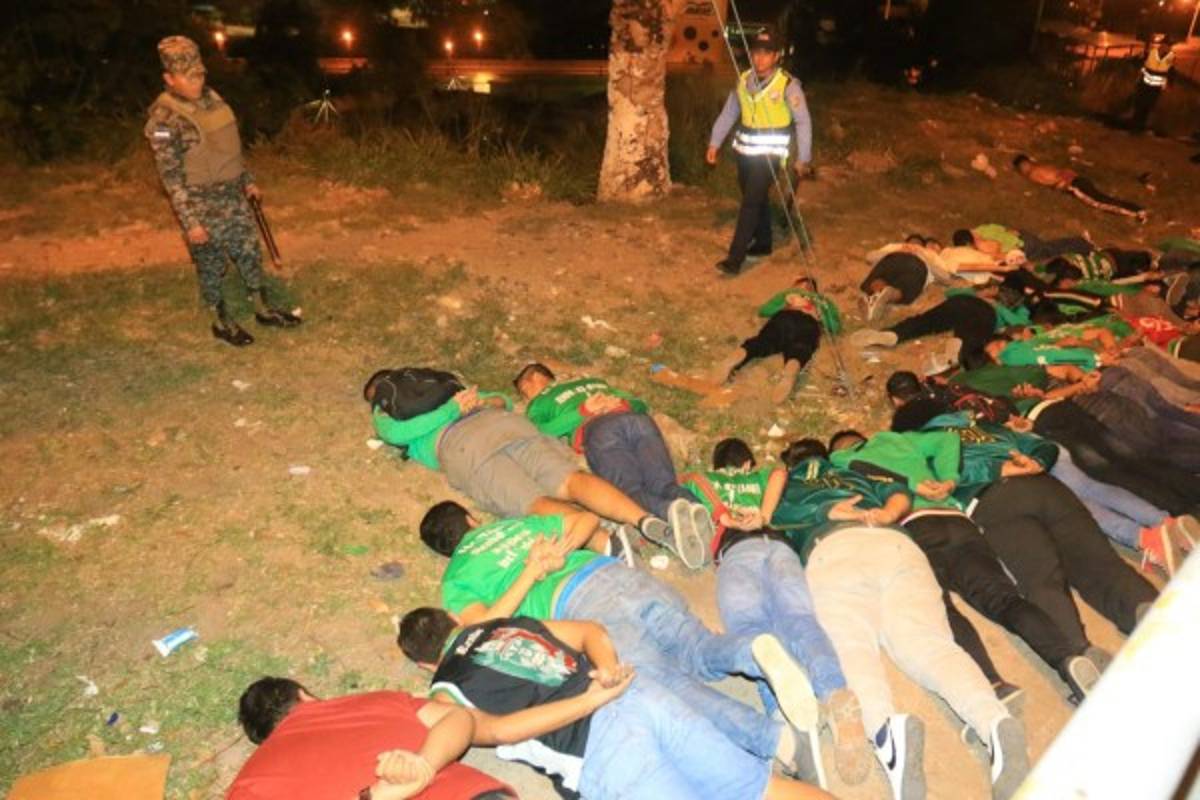 FOTOS: Barras del Olimpia y Marathón cruzan disparos en pleito