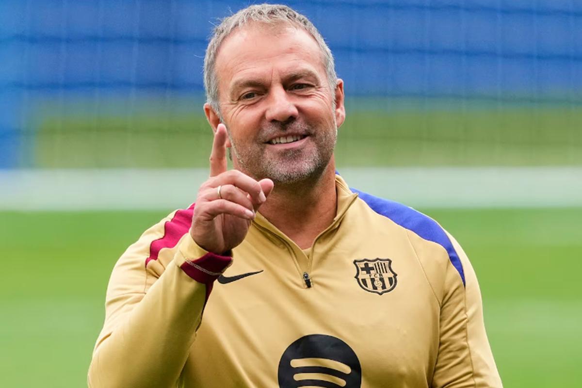 Hansi Flick pidió un sorpresivo delantero: Barcelona prepara 60 millones de euros por su fichaje