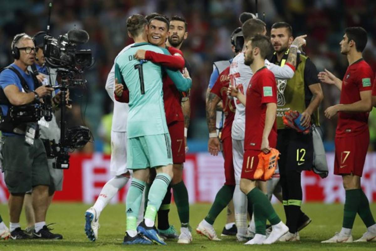 NO VISTE EN TV: La cara de Cristiano Ronaldo antes del tiro libre y lo que hizo De Gea tras el juego