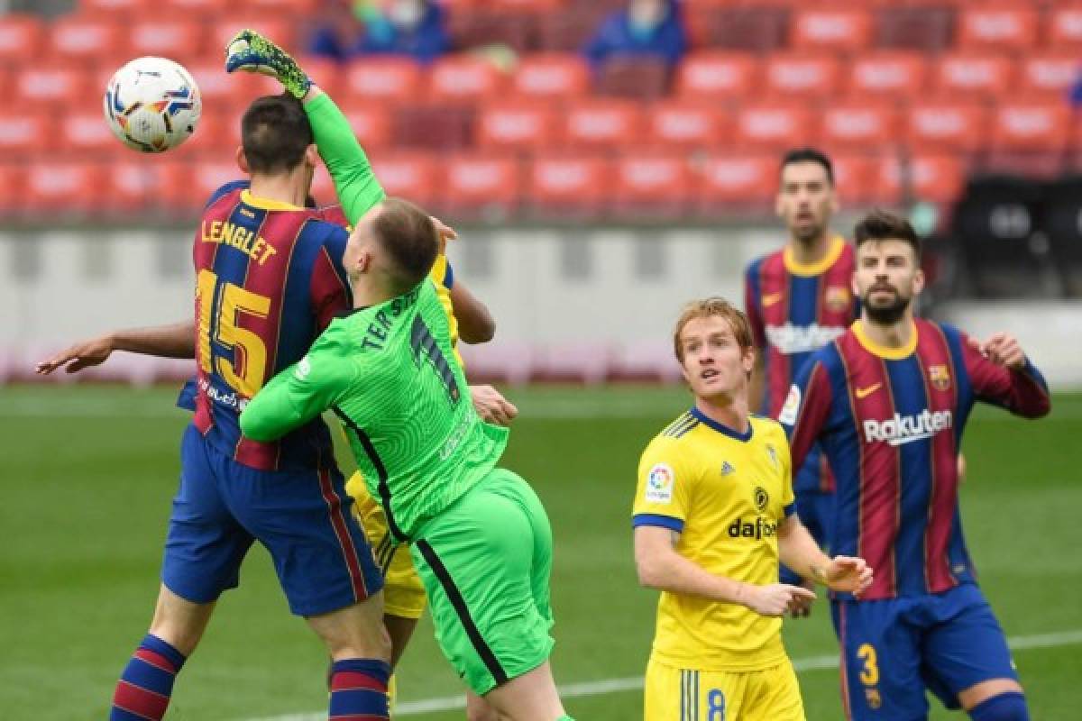 Fotos: Messi frustrado, Choco Lozano festejando con jugadores del Cádiz y tapada de Ledesma