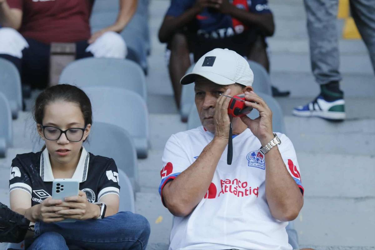 ¡Mis amores, las amo! Se soltaron las bellezas en el Morazán para el Olimpia-Génesis, ¿quién es la chica de rojo?