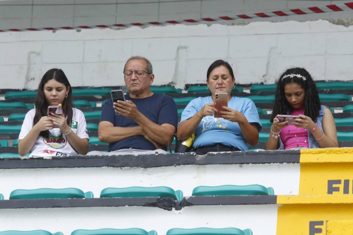 Las dos chicas que eclipsaron en el Excélsior y lo que ingresaron los árbitros al estadio sin ser vistos por la afición