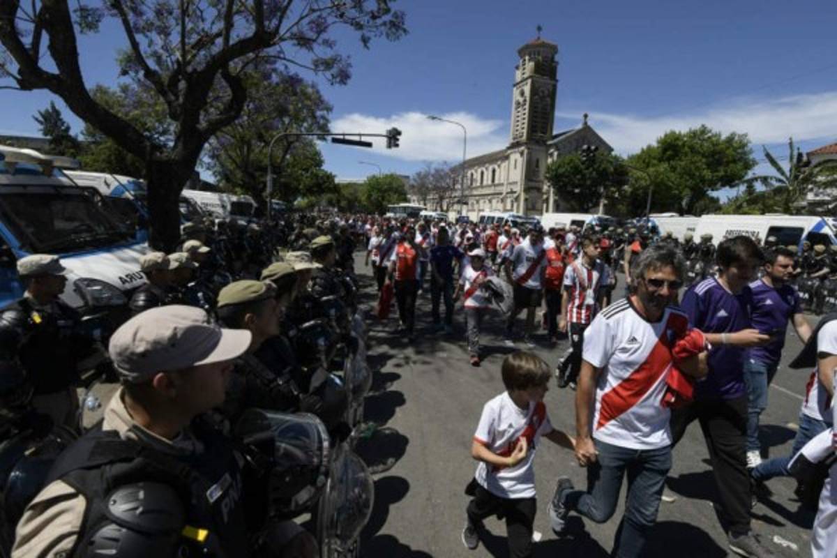Fotos: La frustración de los hinchas en el Monumental tras la postergación de la final