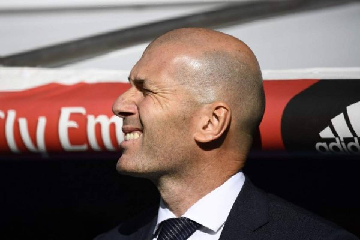 ¡Amor y feli-Zidane en el Bernabéu! A Florentino le sacaron dos fuertes pancartas