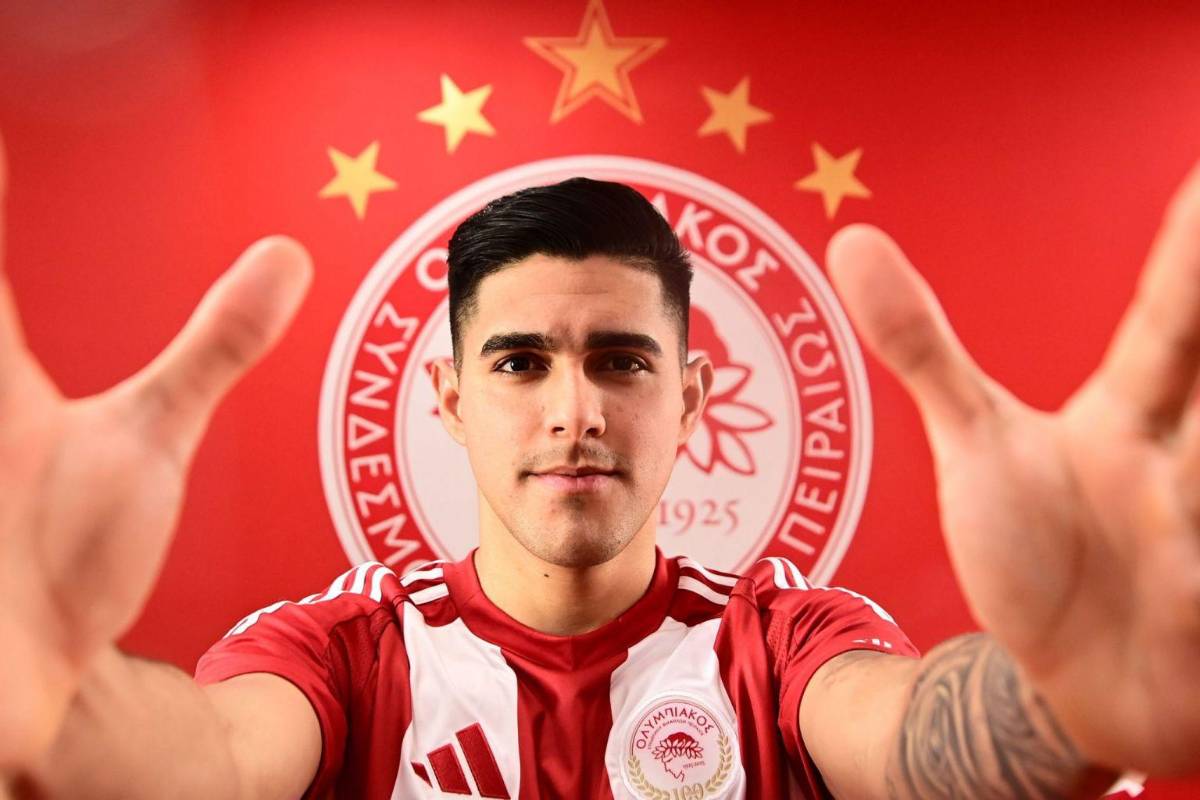 Con un carro de lujo y tirando magia: así fue presentado Luis Palma por Olympiacos en su regreso a Grecia