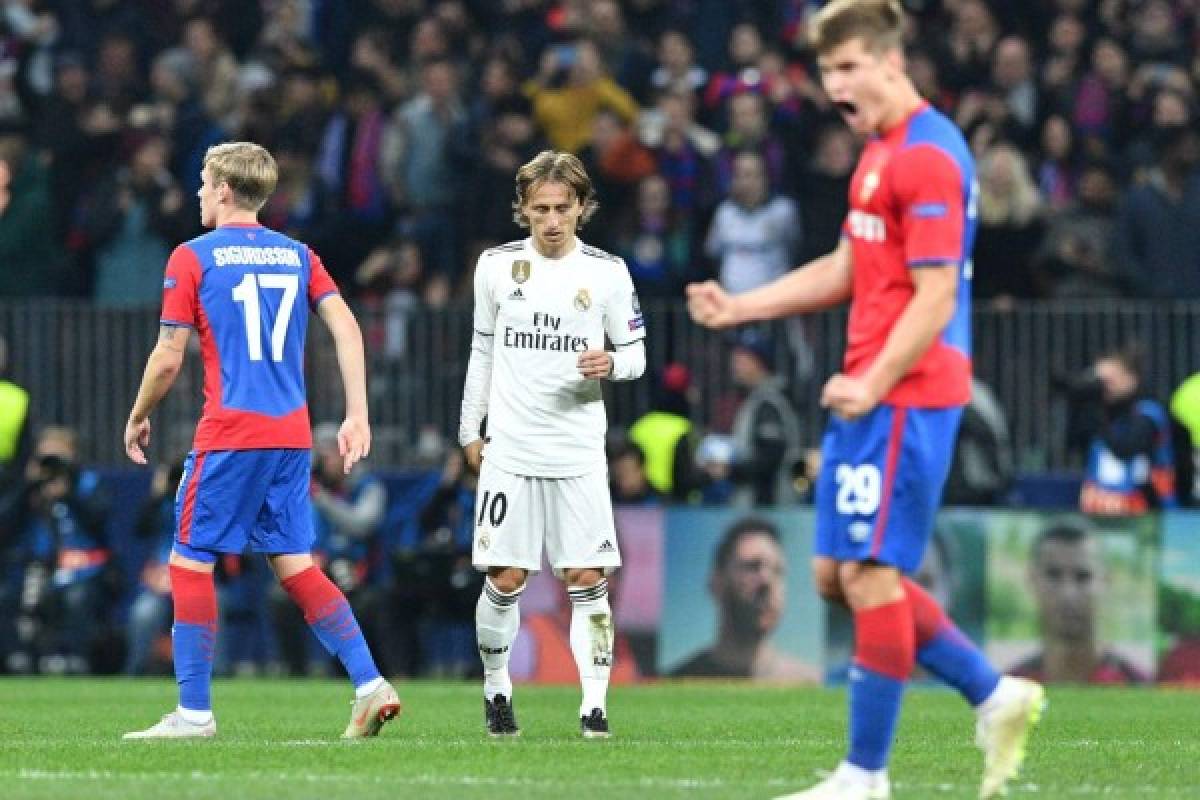 Real Madrid's Croatian midfielder Luka Modric reacts as CSKA Moscow's players celebrate the victory after the UEFA Champions League group G football match between PFC CSKA Moscow and Real Madrid CF at the Luzhniki stadium in Moscow on October 2, 2018. / AFP PHOTO / Mladen ANTONOV