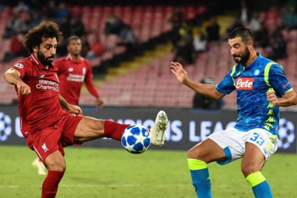 Liverpool's Egyptian forward Mohamed Salah (L) controls the ball under pressure from Napoli's Spanish defender Raul Albiol during the UEFA Champions League group C football match between Napoli and Liverpool on October 3, 2018 at the San Paolo stadium in Naples. / AFP PHOTO / Alberto PIZZOLI