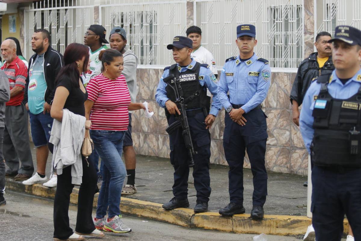 Ambientazo en el estadio Rubén Deras, hermosas jóvenes y ni la lluvia detiene la gran final del ascenso de Honduras entre CD Choloma y Platense