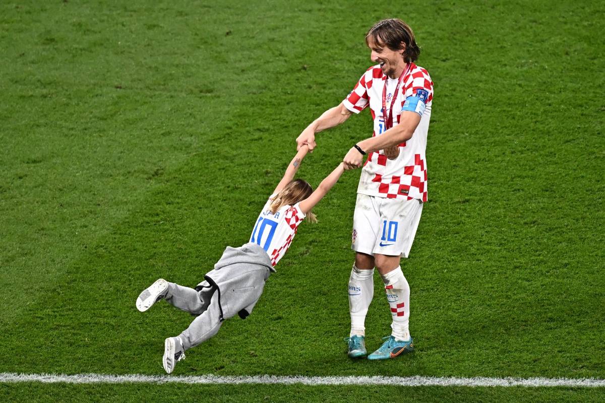 ¡Croacia celebra! El festejo especial de Luka Modric tras derrotar a Marruecos en el Mundial y la modelo Ivana Knoll enamora