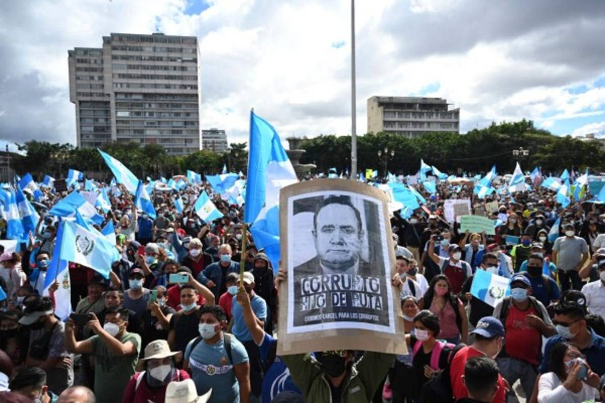 Guatemaltecos enardecidos incendian el Congreso Nacional exigiendo la renuncia del presidente Alejandro Giammattei