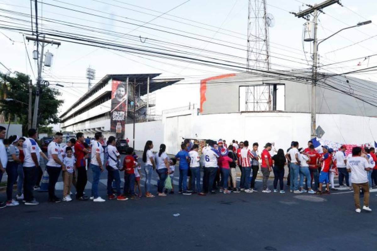 Olimpia desborda la locura de sus fanáticos en el Estadio Morazán