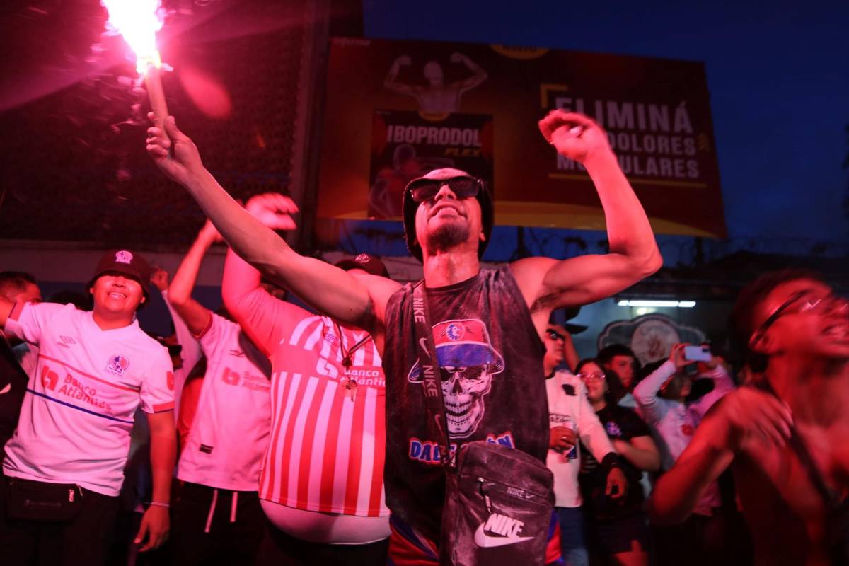 La bella barbie en el Nacional, el show de la Ultra Fiel y se burlan del Motagua en la previa del Olimpia-Cartaginés