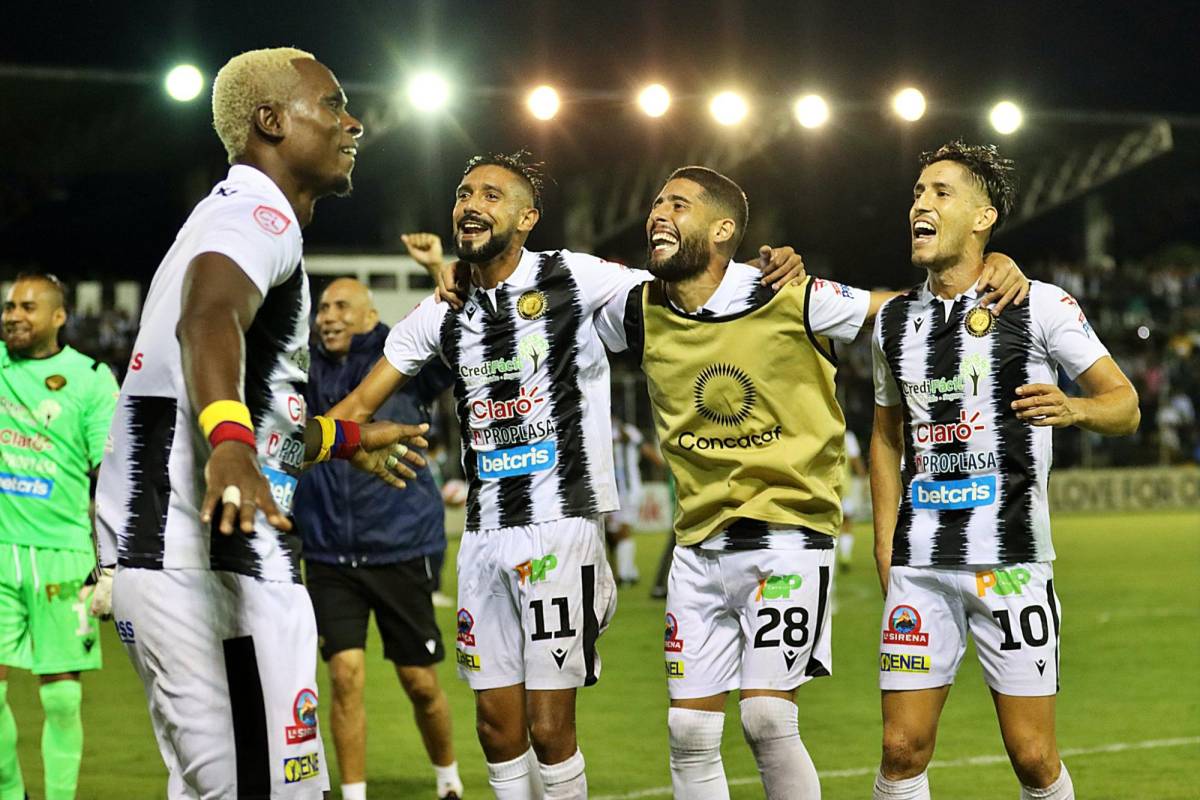 Futbolistas del Diriangén celebrando un gol en la primera división de Nicaragua. (Foto: CD)