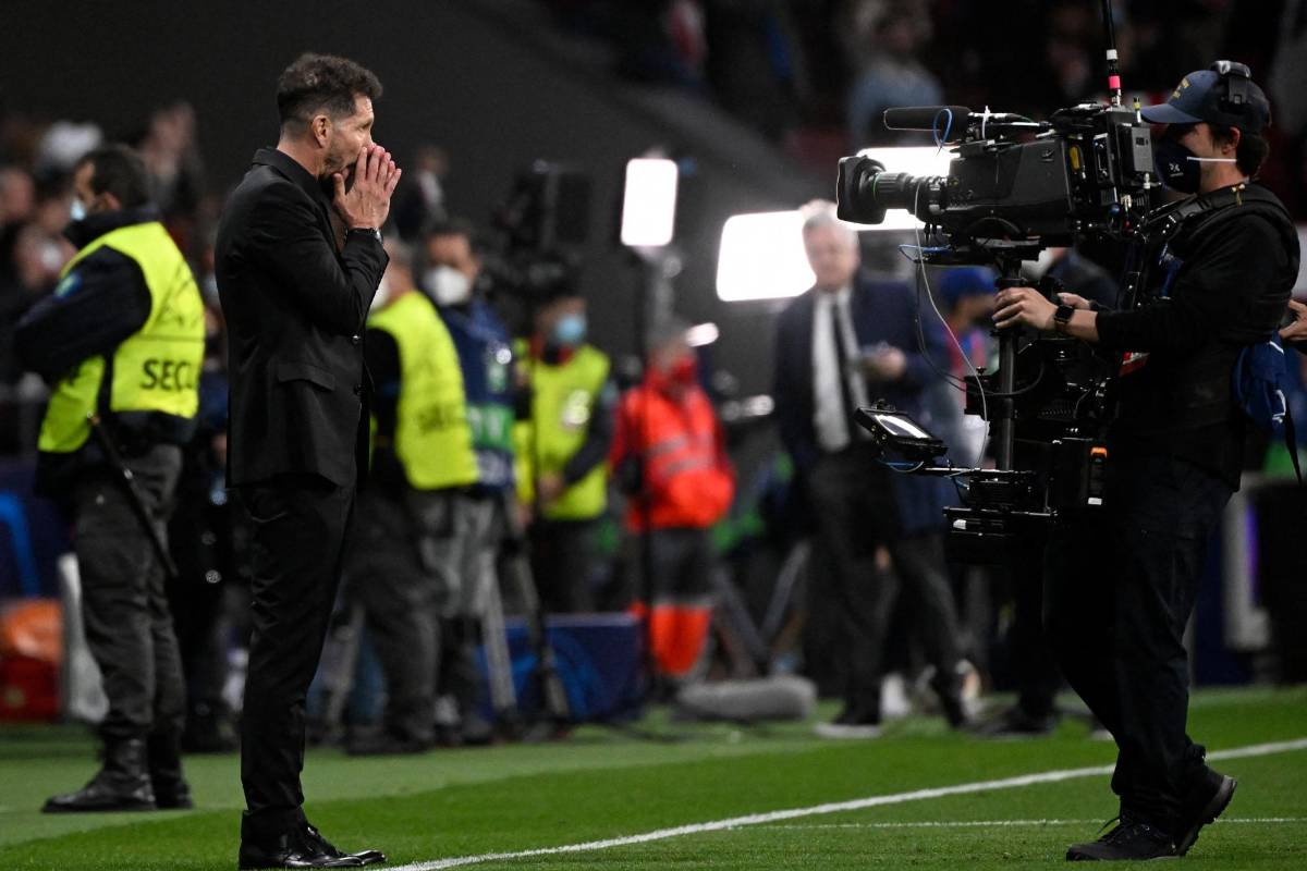 Un final de alto voltaje en el Wanda y Anfield: Cholo Simeone y sus jugadores del Atlético descontrolados en contra del árbitro