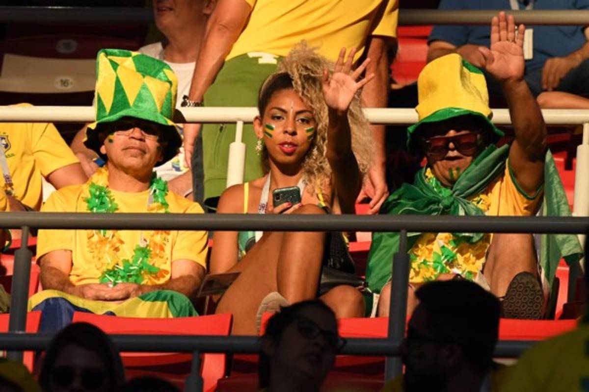 CURIOSO: El show de Neymar, jugador queda 'desnudo' y ¡pelea en las gradas!