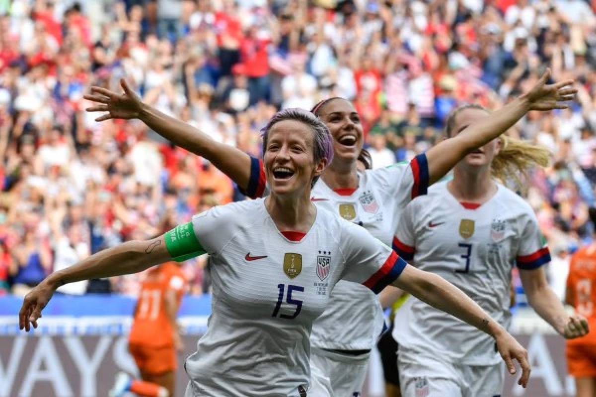 United States' forward Megan Rapinoe (L) celebrate scoring from the penalty spot with her teammates during the France 2019 Womens World Cup football final match between USA and the Netherlands, on July 7, 2019, at the Lyon Stadium in Lyon, central-eastern France. (Photo by Philippe DESMAZES / AFP)
