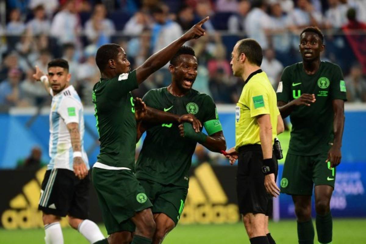 Nigeria's forward Odion Jude Ighalo (2nd-L) calls to check the replay during the Russia 2018 World Cup Group D football match between Nigeria and Argentina at the Saint Petersburg Stadium in Saint Petersburg on June 26, 2018. / AFP PHOTO / Giuseppe CACACE / RESTRICTED TO EDITORIAL USE - NO MOBILE PUSH ALERTS/DOWNLOADS