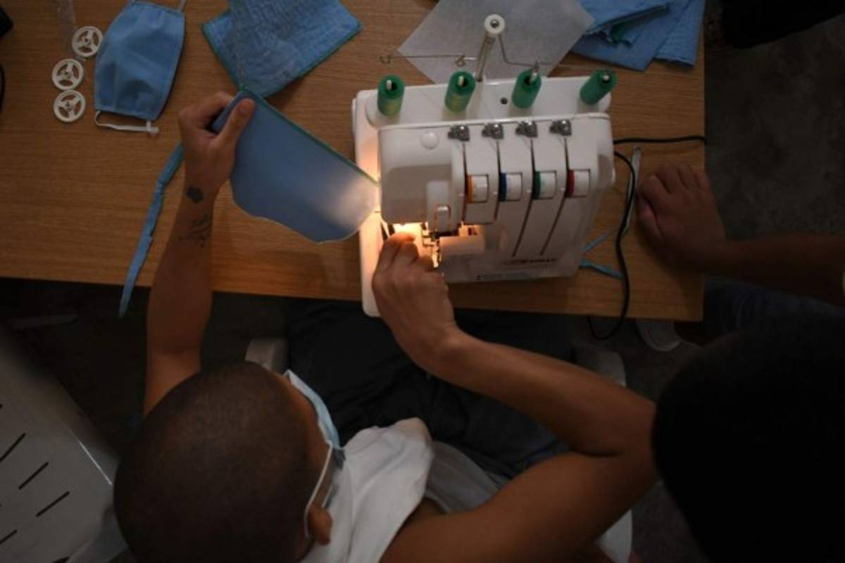 Ex mareros hacen mascarillas en Guatemala para prevenir el coronavirus: 'Ahora quisiera enmendar mis errores'