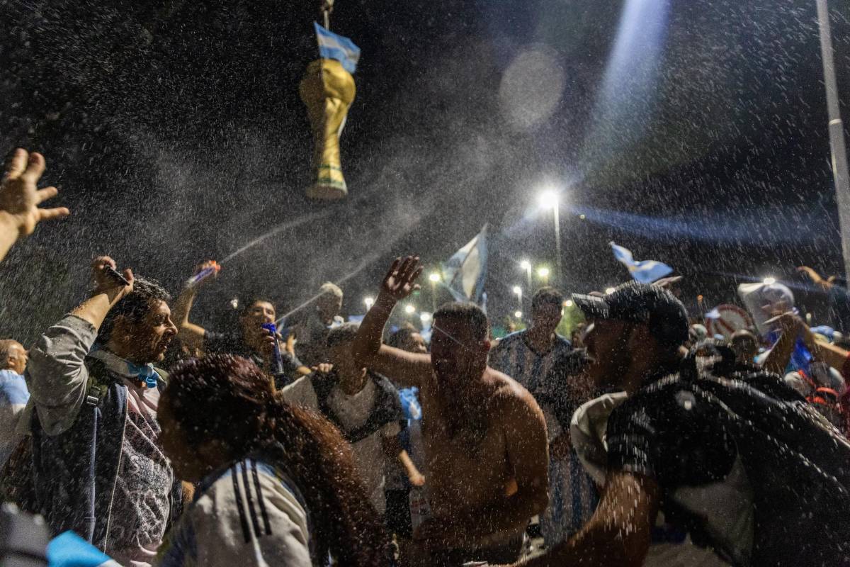 La copa está en casa: El espectacular recibimiento en Argentina a Messi y los campeones del Mundo