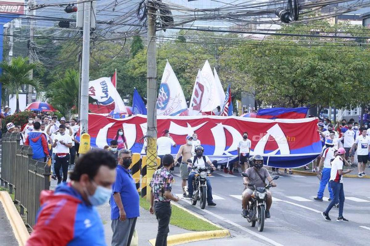 Estrictos controles de seguridad y banderazo: Así se vive la previa del clásico Olimpia - Motagua en el estadio Morazán