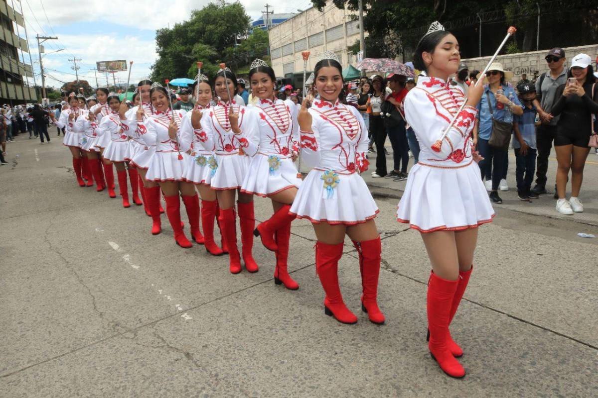¿Quién es la palillona de rojo? Hermosas deleitan en los desfiles del 15 de septiembre en Honduras