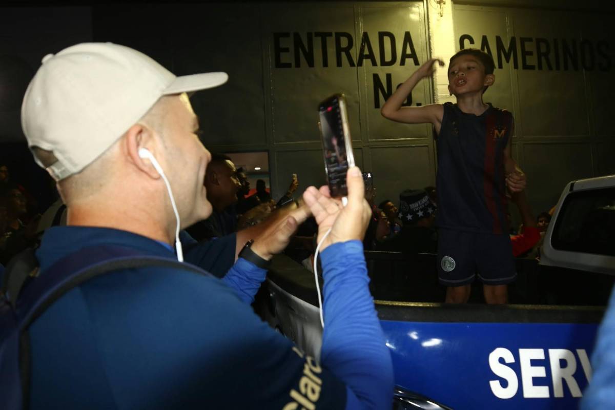 ¡Locura! Afición de Motagua arropa al club con banderazo; niño sorprende a Javier López