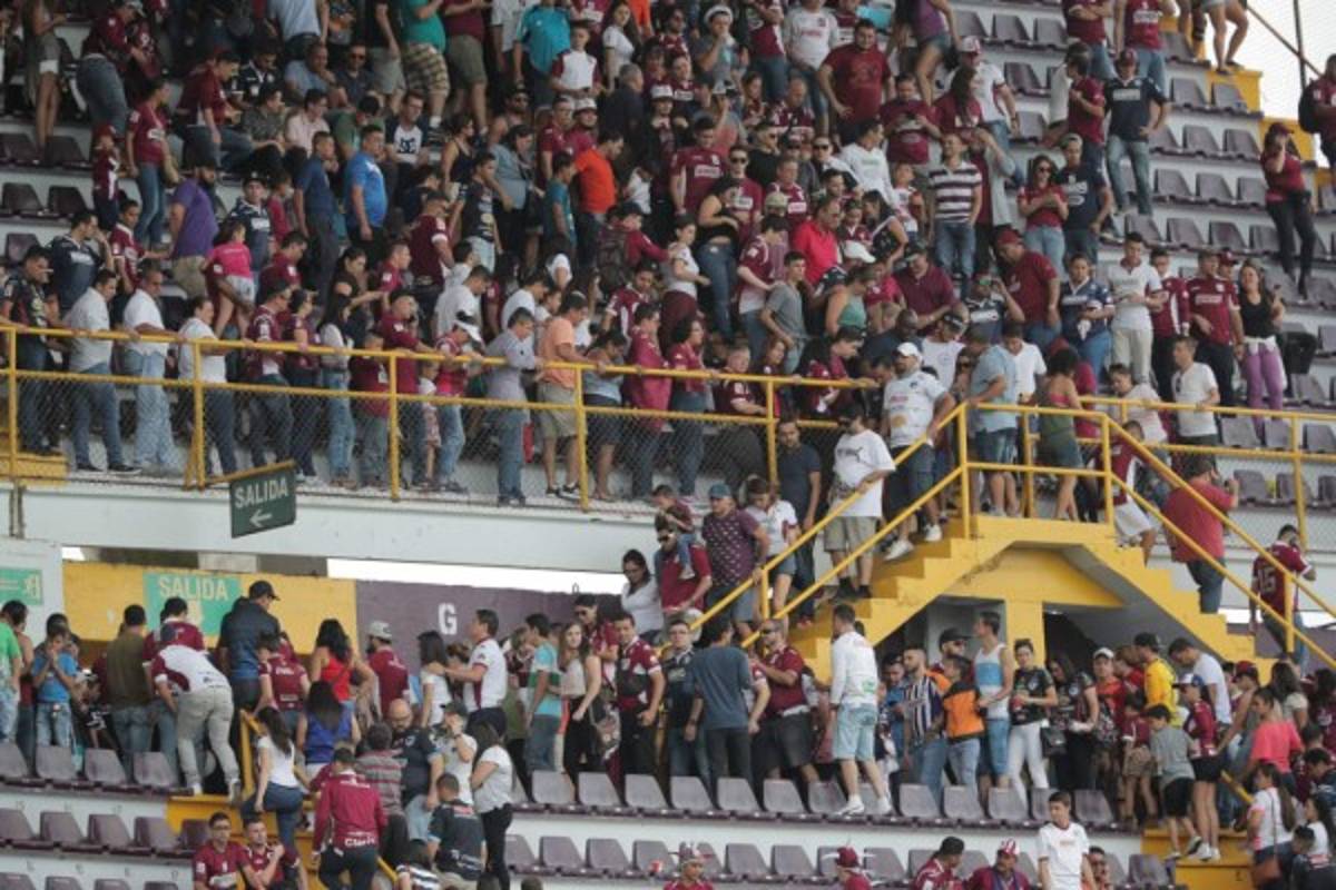 FOTOS: Así evacuaron los miles de aficionados del Saprissa tras la amenaza de bomba