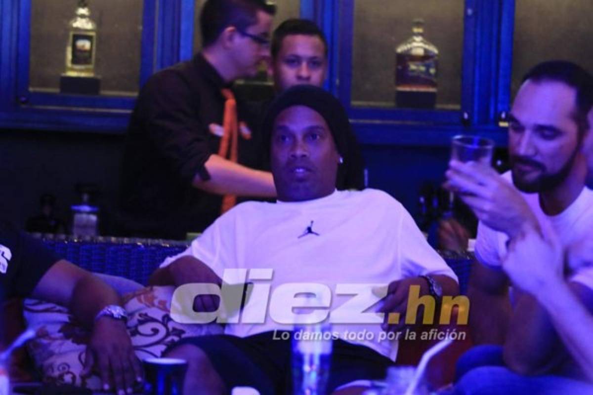 EN FOTOS: Así vivió Ronaldinho el clásico Barcelona-Real Madrid en Honduras