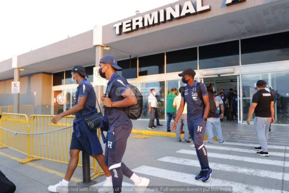 ¡Con guaruras fue recibido Coito! Así fue la discreta llegada de la Selección de Honduras tras perder en México