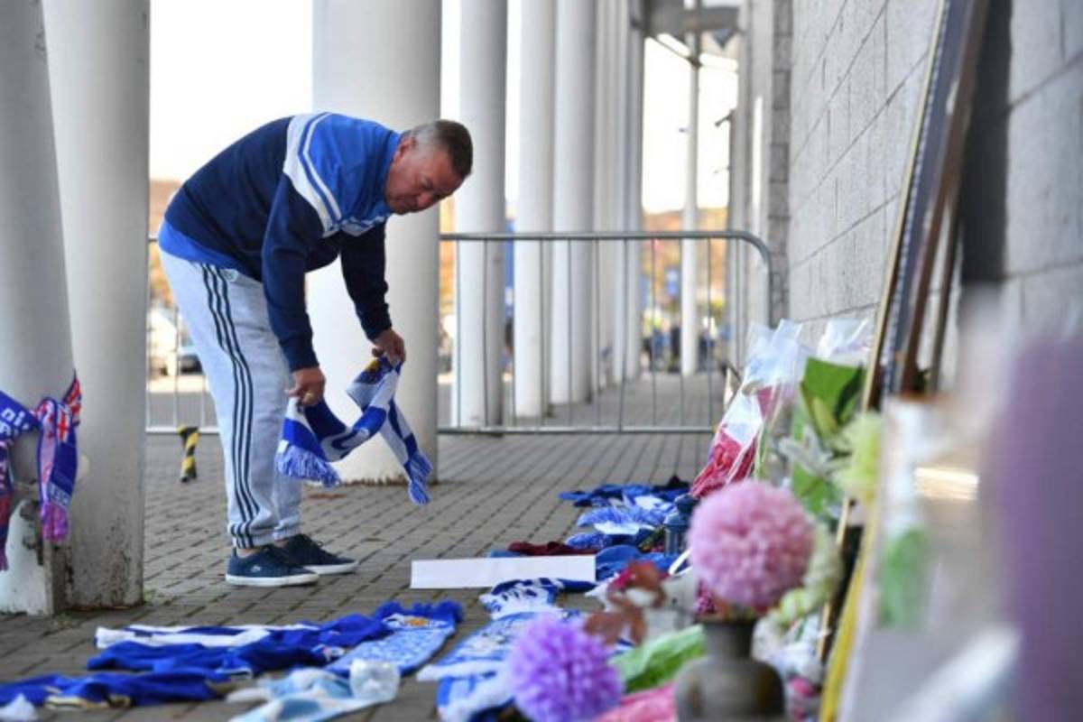 La angustia de los fanáticos del Leicester City por la muerte de su presidente