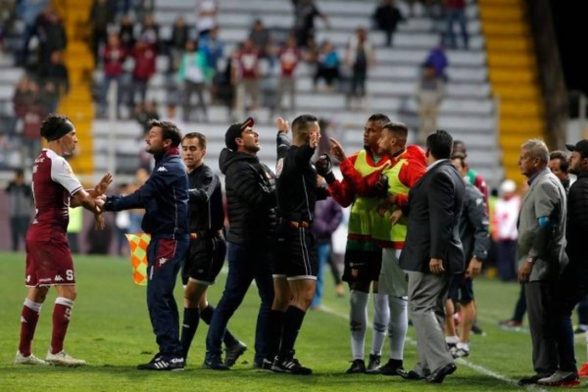 ¡Bochorno! Saprissa-Herediano terminó entre golpes, empujones e insultos