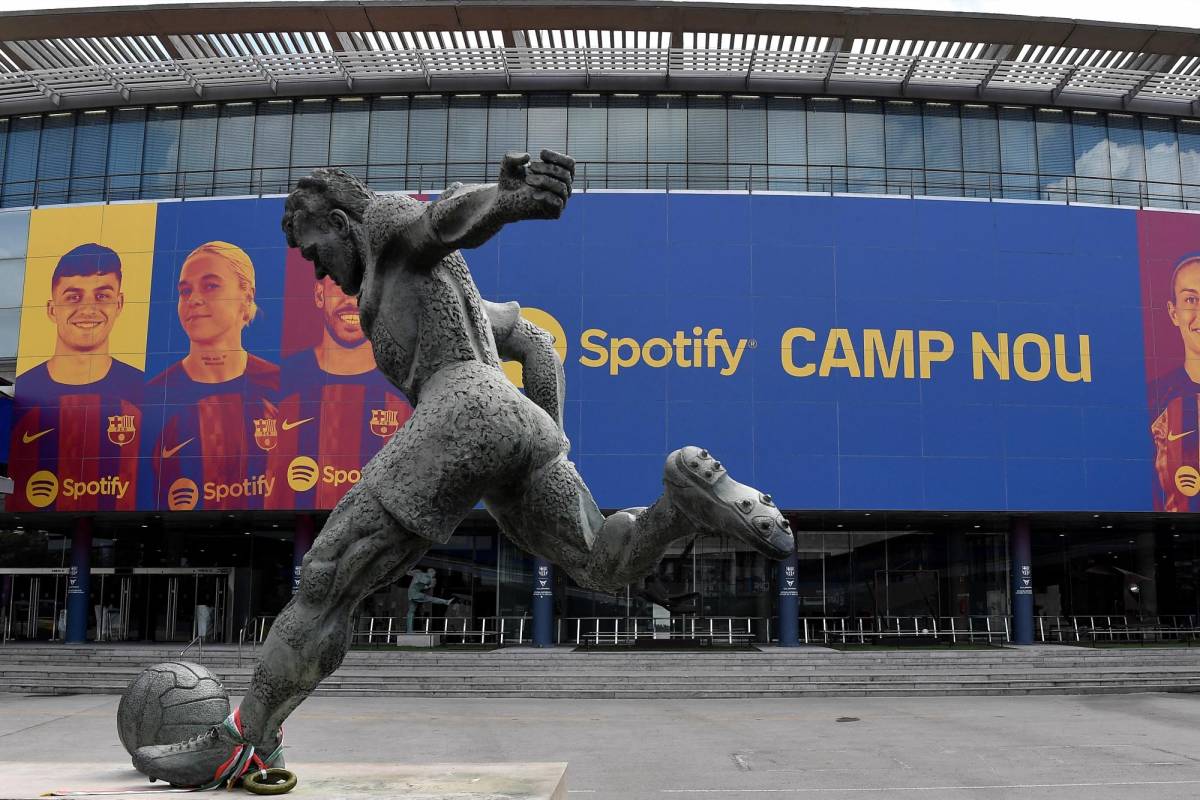 Fotografía tomada este 01 de julio con la imagen de Spotify Technology S.A en el banner del Estadio Camp Nou en Barcelona.