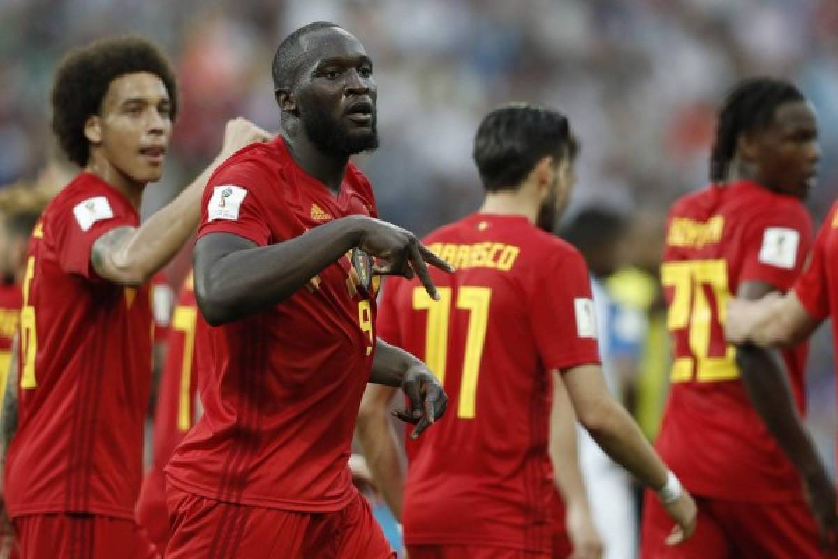 Belgium's forward Romelu Lukaku (C) celebrates with teammates after scoring his team's second goal during the Russia 2018 World Cup Group G football match between Belgium and Panama at the Fisht Stadium in Sochi on June 18, 2018. / AFP PHOTO / Adrian DENNIS / RESTRICTED TO EDITORIAL USE - NO MOBILE PUSH ALERTS/DOWNLOADS