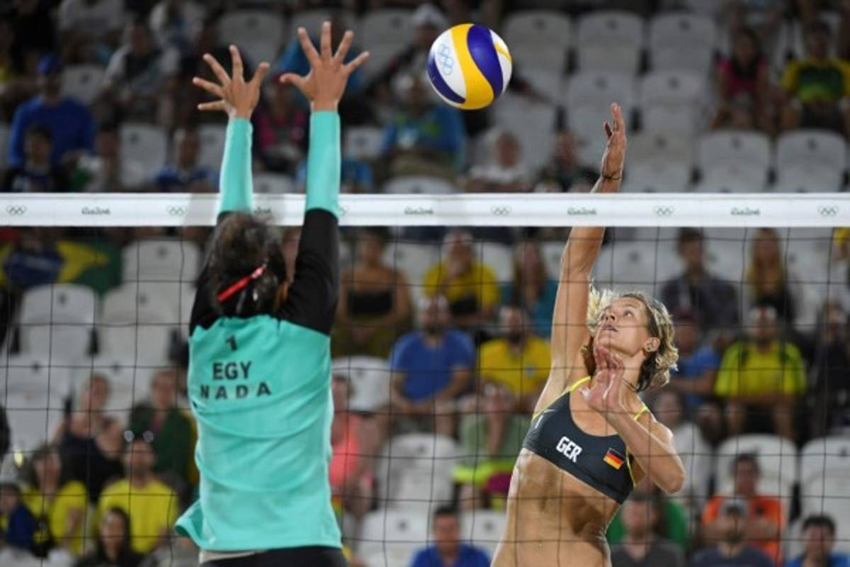 Jugadora de voleibol de Egipto utiliza velo en sus partidos