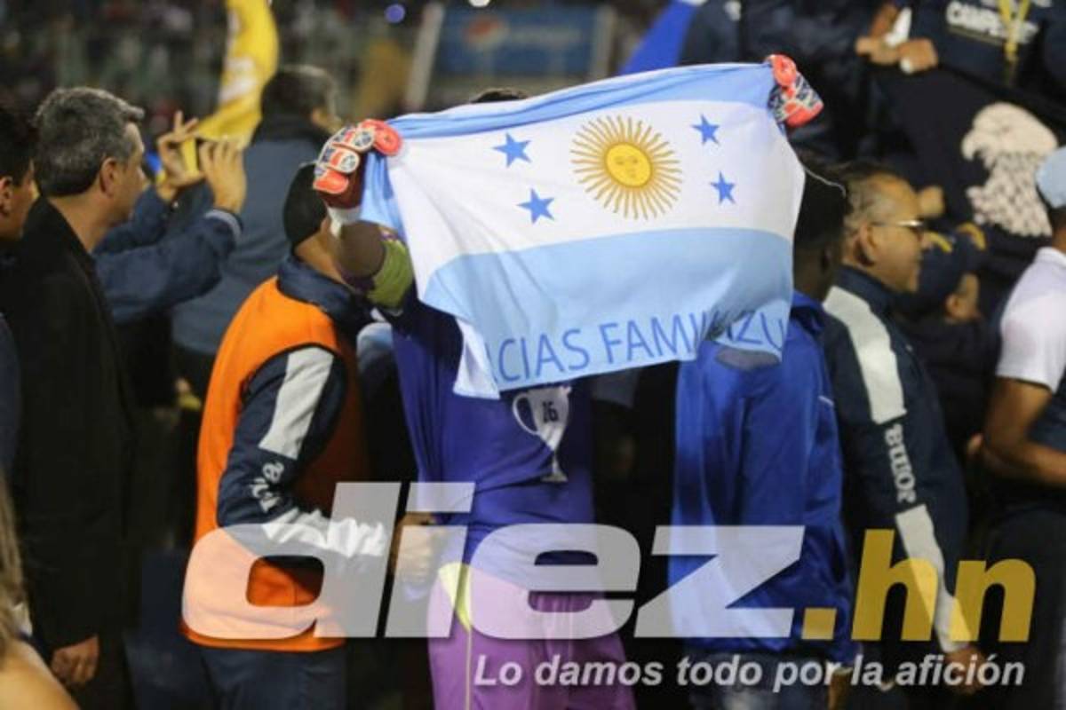 No se vio en TV: Locura en camerinos y el abrazo de Diego Vázquez con Henry Figueroa